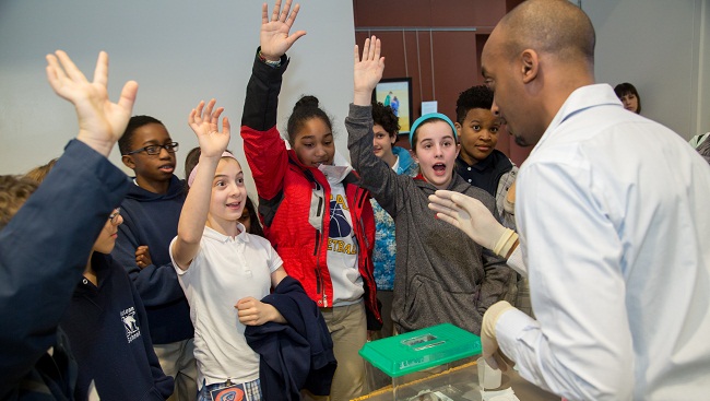 A neuroscientist teaches students about the brain at a 2014 Brain Awareness event.