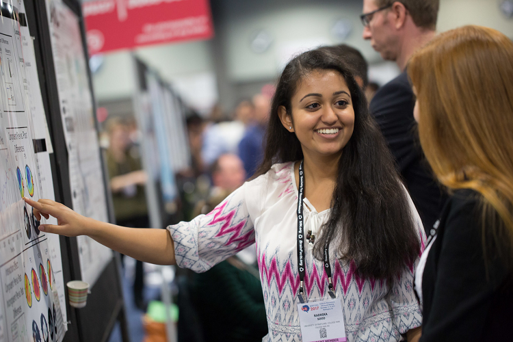 A college student presents her research at the SfN annual meeting