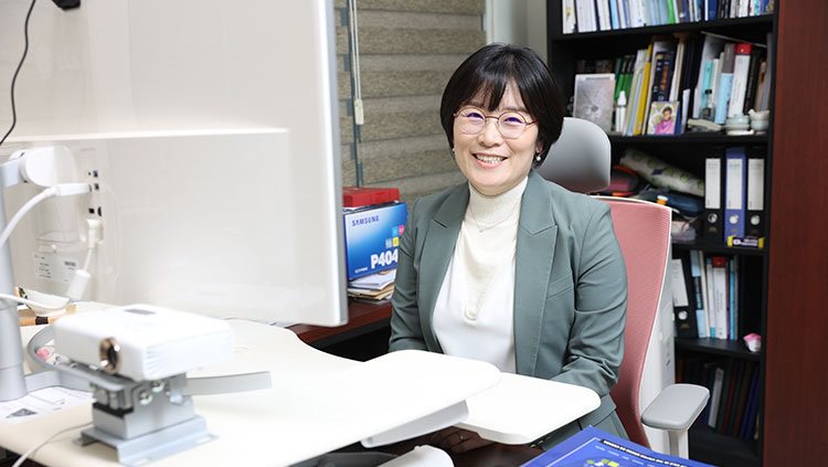Image of Seung-Hee Lee at her desk